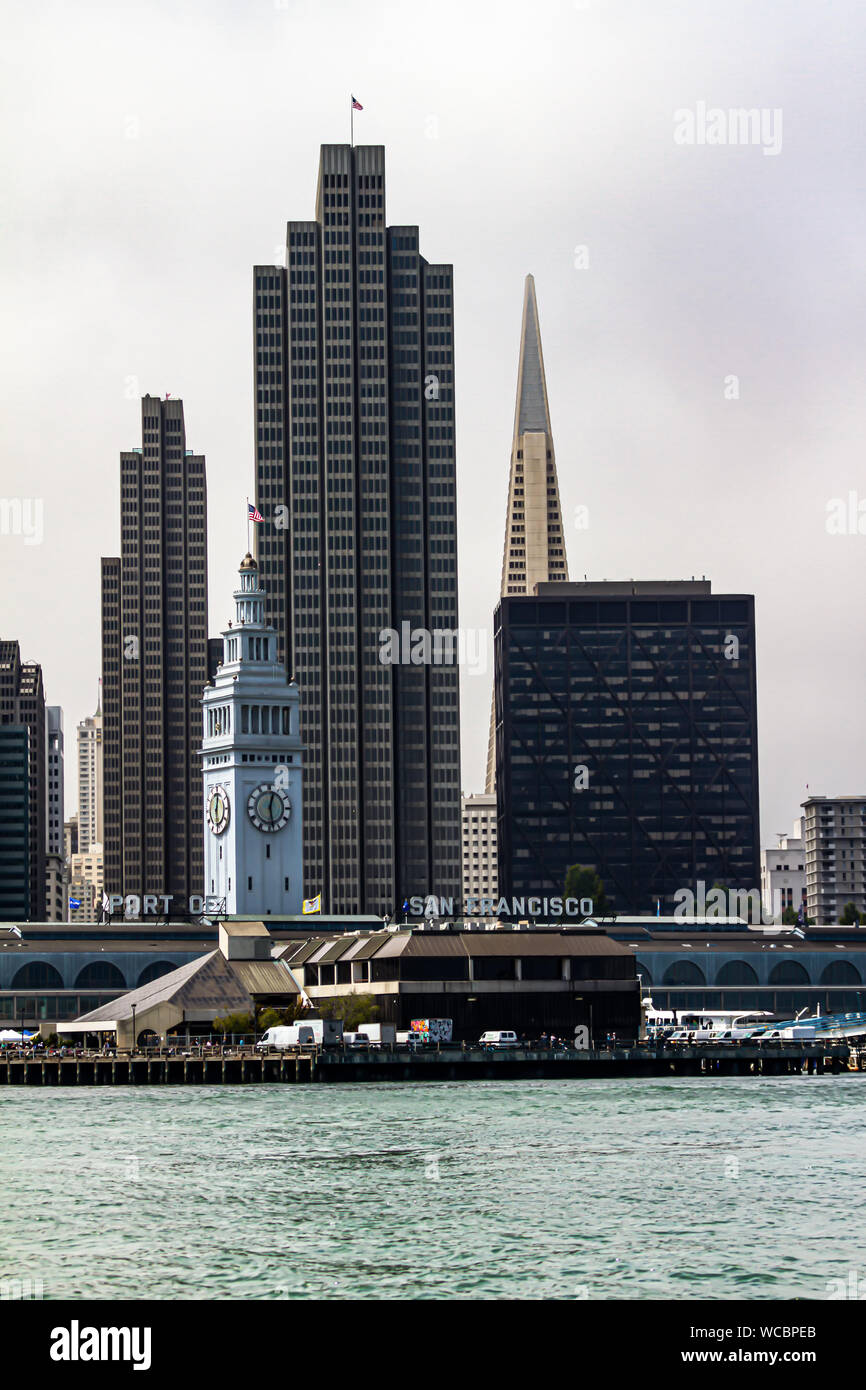 La città di San Francisco davanti con il Ferry Building, quattro Embarcadero, l'edificio di Alcoa e la Piramide Transamerica Foto Stock