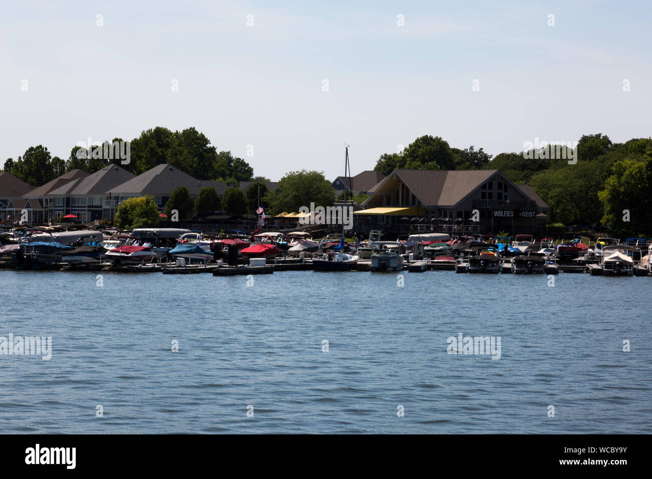 Barche di marmellata il dock esterno Wolfies Grill sul Geist lago vicino a Indianapolis in Hamilton County, Indiana, Stati Uniti d'America. Foto Stock