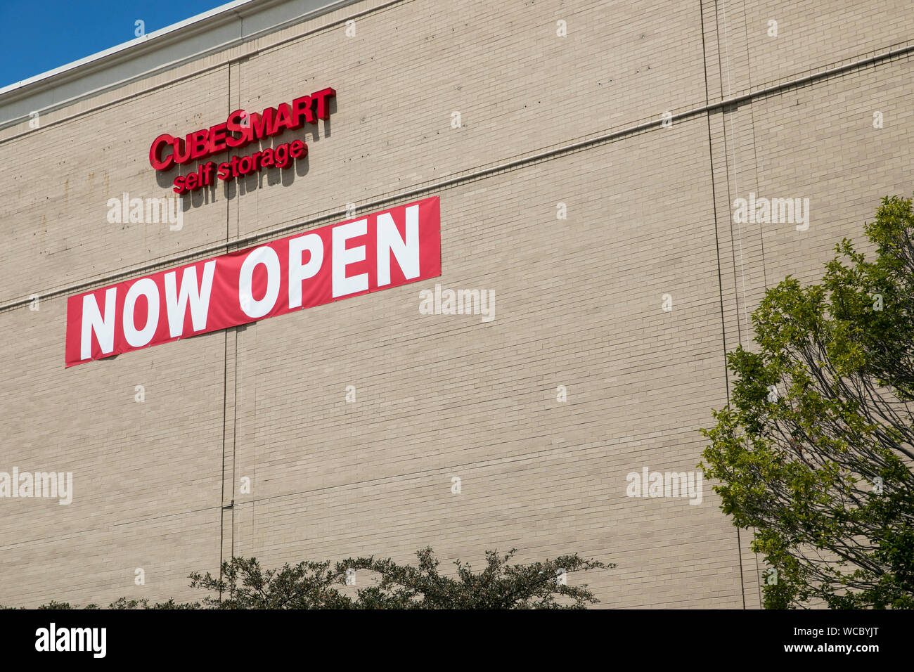 Un logo segno esterno di una CubeSmart self-impianto di stoccaggio recentemente aperto in un ex big box store in Richmond Heights, Ohio il mese di agosto Foto Stock