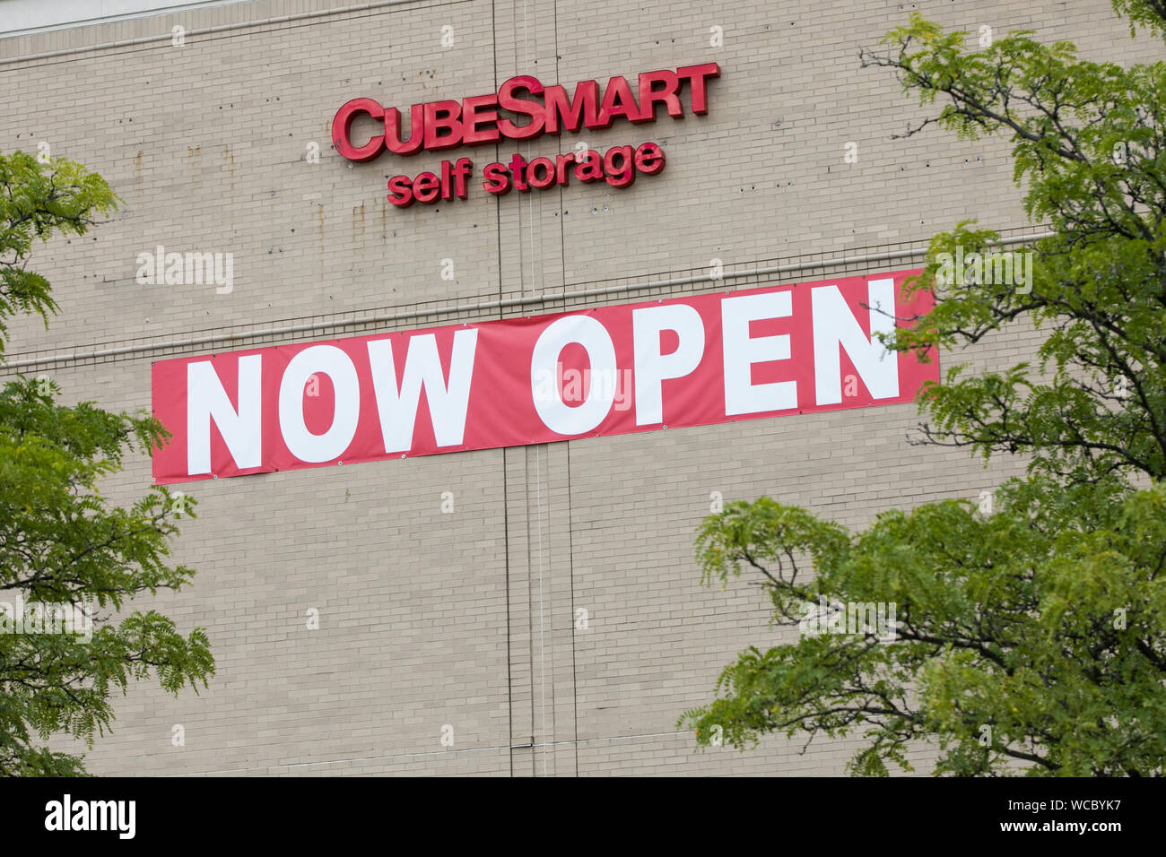 Un logo segno esterno di una CubeSmart self-impianto di stoccaggio recentemente aperto in un ex big box store in Richmond Heights, Ohio il mese di agosto Foto Stock