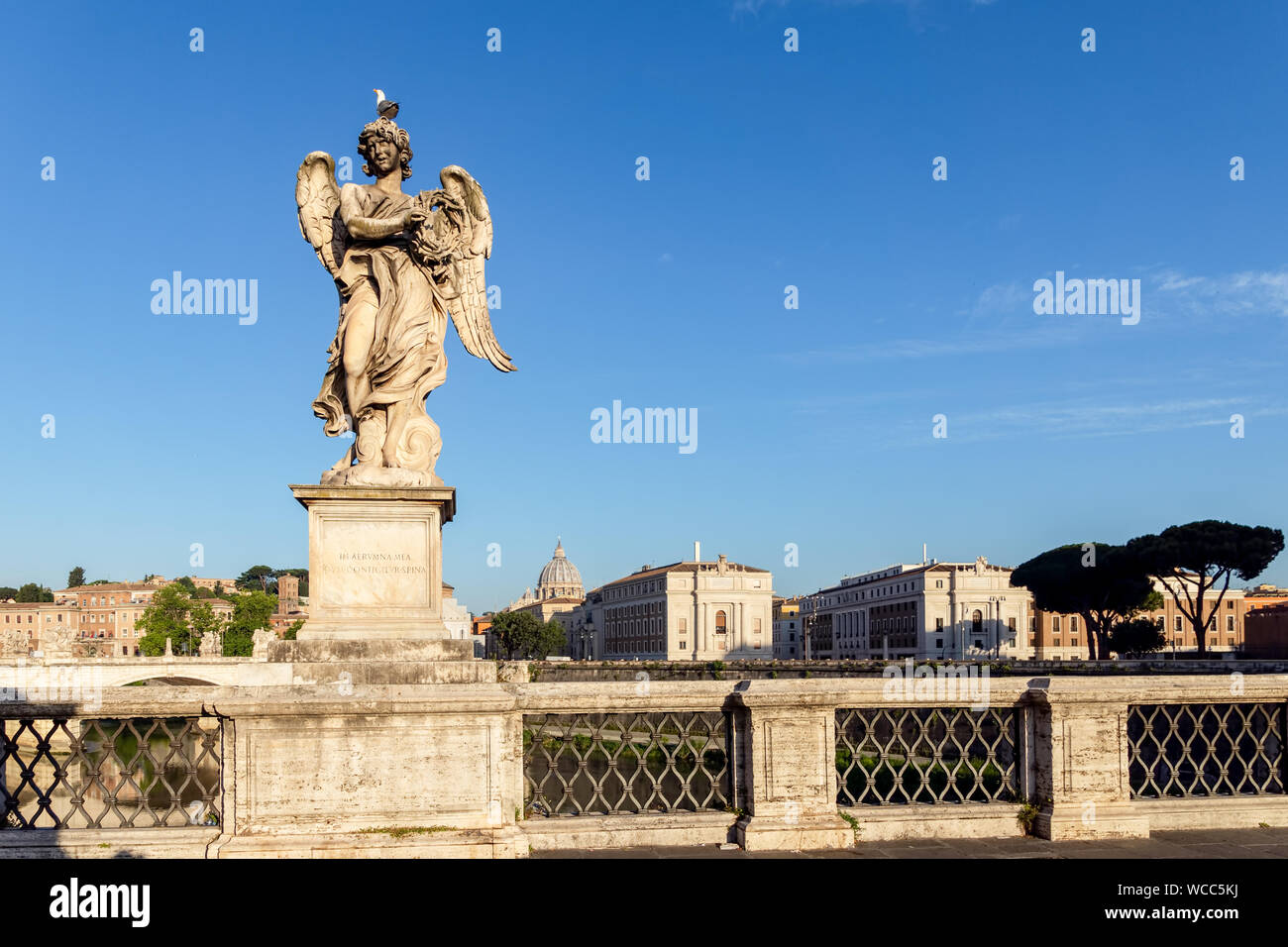 Angelo con la corona di spine a Sant'Angelo bridge - Roma, Italia Foto Stock
