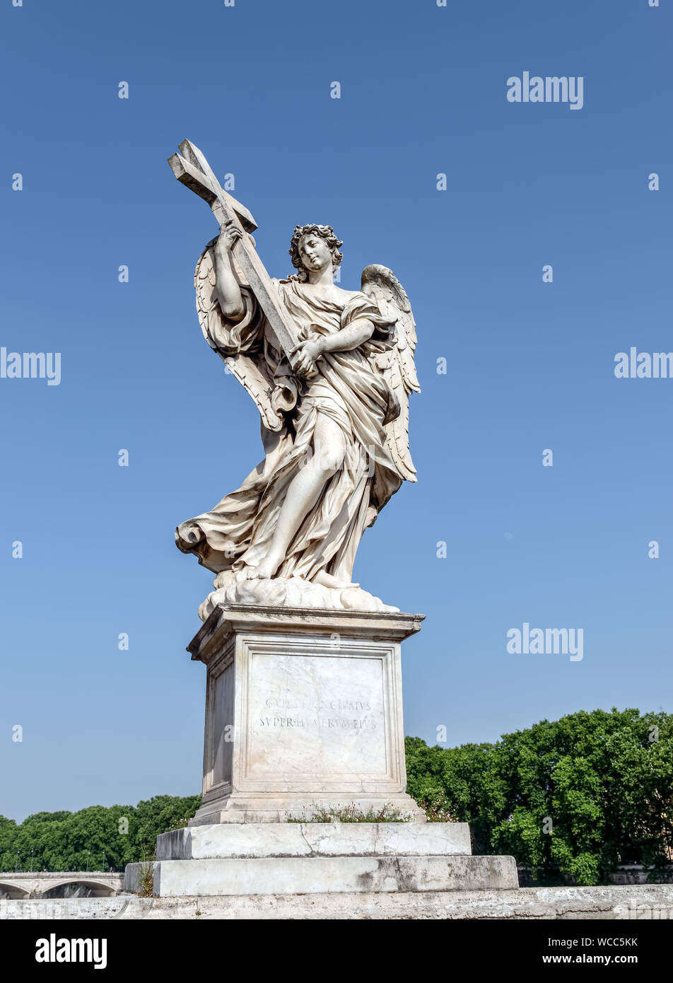 Angelo con la croce di Sant'Angelo bridge - Roma, Italia Foto Stock