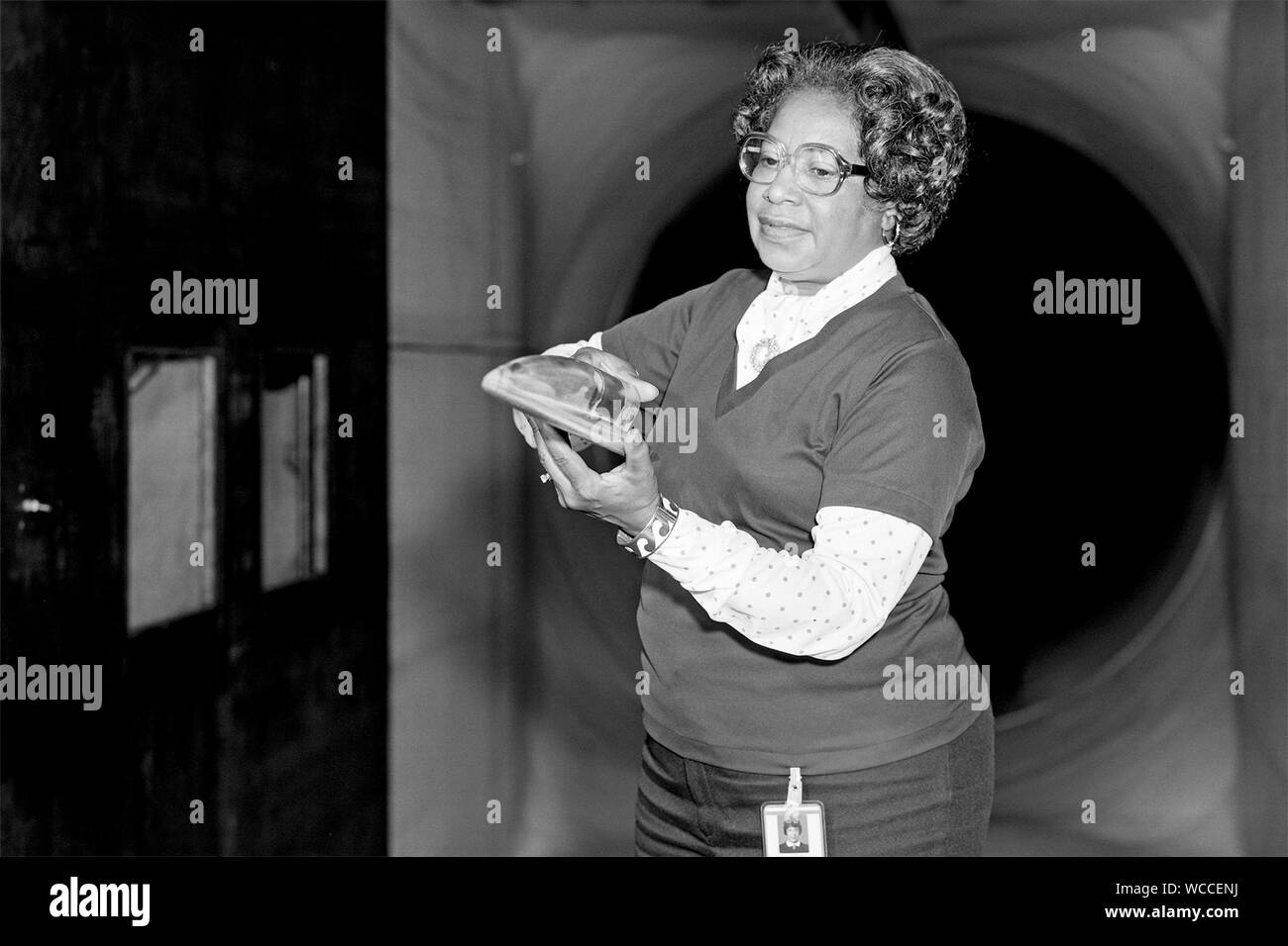 Maria Jackson, un "computer umano' presenti nel film figure nascoste, tenendo in mano un modello presso la NASA Langley Research Center di Hampton, Virginia. (USA) Foto Stock