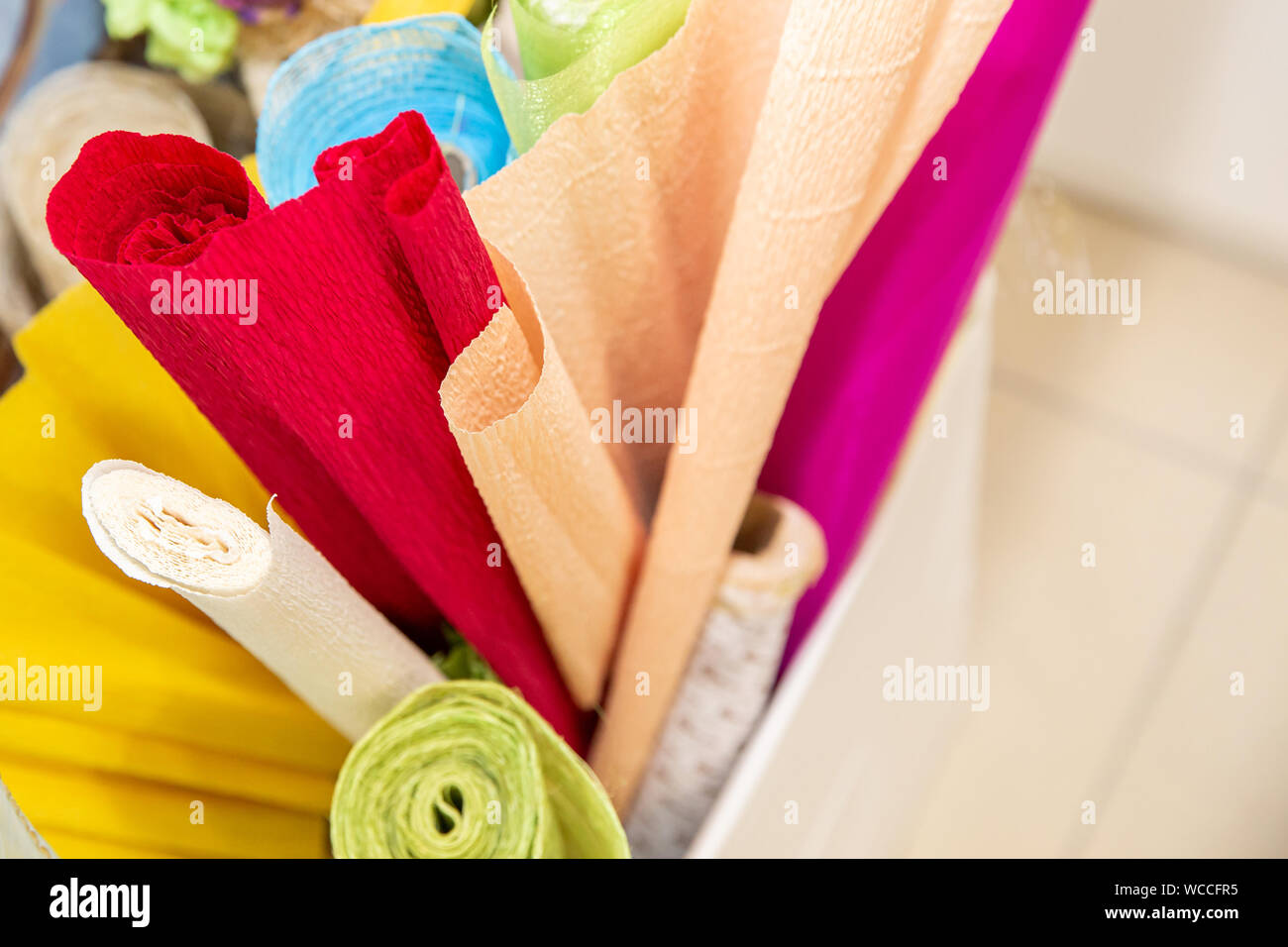 Rotoli di dono e della carta da imballaggio di rotoli di nastro Foto Stock