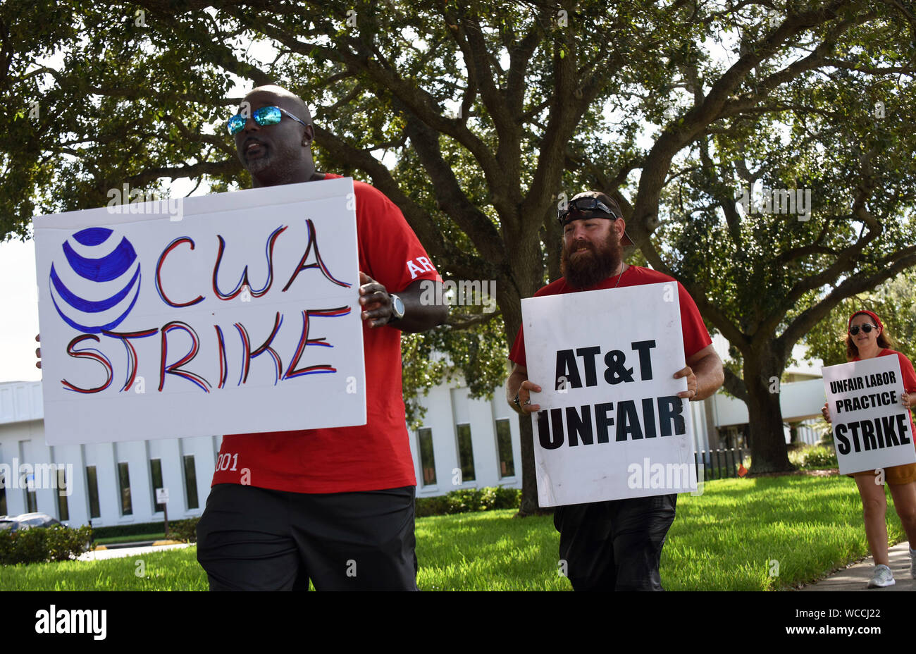 Orlando, Stati Uniti. Il 27 agosto, 2019. I membri dell'Unione detengono cartelloni davanti a un AT&T ufficio come uno sciopero da parte dei lavoratori di comunicazione d'America entra nel suo quinto giorno in nove Stati del Sud.Oltre 20.000 CWA europea membri hanno camminato fuori dopo la carica che l'azienda di telecomunicazioni non è la contrattazione in buona fede nel corso di un nuovo contratto. Credito: SOPA Immagini limitata/Alamy Live News Foto Stock