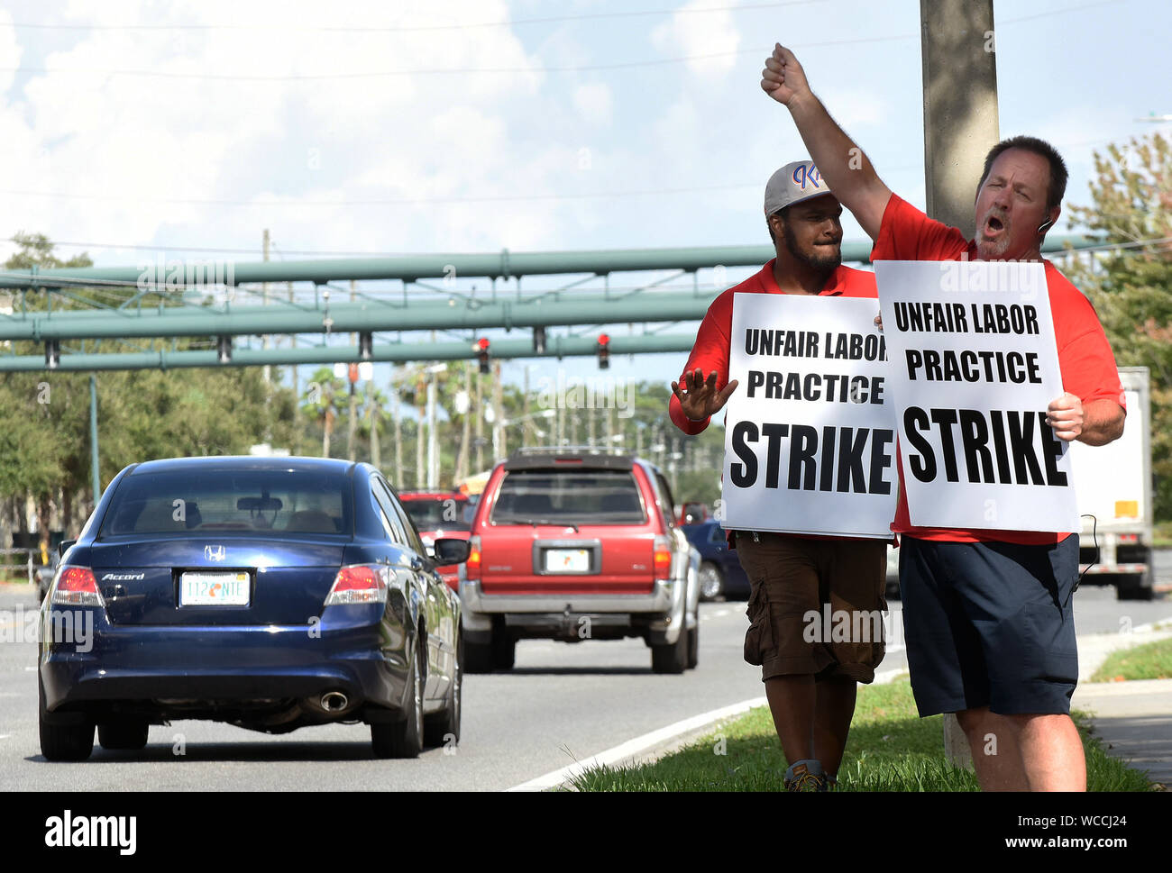 Orlando, Stati Uniti. Il 27 agosto, 2019. I membri dell'Unione detengono cartelloni davanti a un AT&T ufficio come uno sciopero da parte dei lavoratori di comunicazione d'America entra nel suo quinto giorno in nove Stati del Sud.Oltre 20.000 CWA europea membri hanno camminato fuori dopo la carica che l'azienda di telecomunicazioni non è la contrattazione in buona fede nel corso di un nuovo contratto. Credito: SOPA Immagini limitata/Alamy Live News Foto Stock
