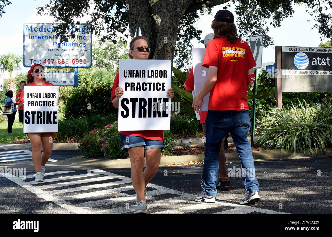 Orlando, Stati Uniti. Il 27 agosto, 2019. I membri dell'Unione detengono cartelloni davanti a un AT&T ufficio come uno sciopero da parte dei lavoratori di comunicazione d'America entra nel suo quinto giorno in nove Stati del Sud.Oltre 20.000 CWA europea membri hanno camminato fuori dopo la carica che l'azienda di telecomunicazioni non è la contrattazione in buona fede nel corso di un nuovo contratto. Credito: SOPA Immagini limitata/Alamy Live News Foto Stock