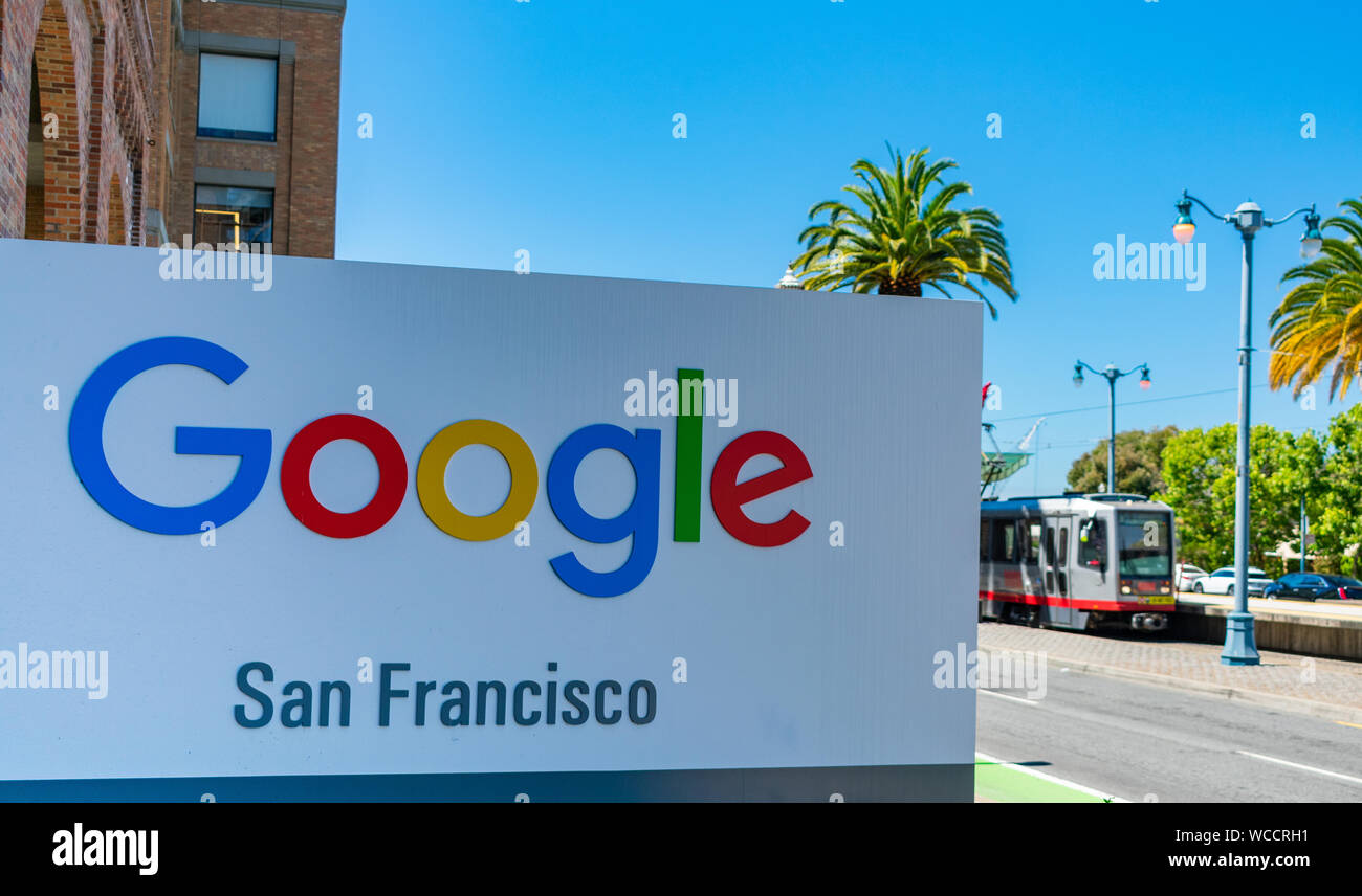 Segno di Google viene visualizzato vicino campus Google off Embarcadero waterfront Foto Stock