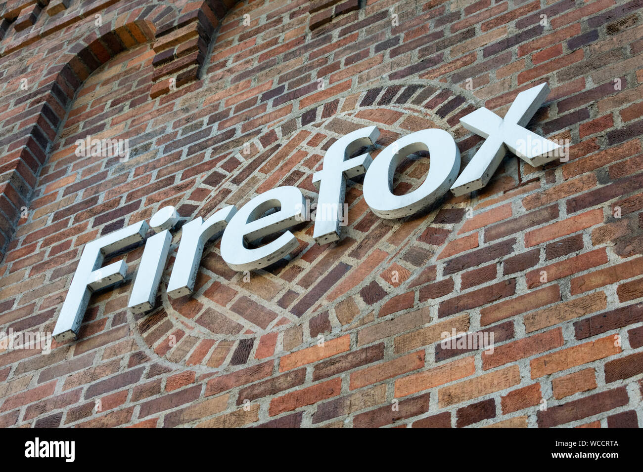 Il logo di Firefox su un muro di mattoni di un non-profit Mozilla Foundation ufficio nel centro Foto Stock