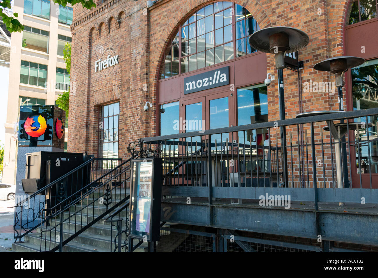 Mozilla (stilizzata come moz://a) registrati e il logo di Firefox sopra non-profit di Mozilla Foundation office ingresso Foto Stock