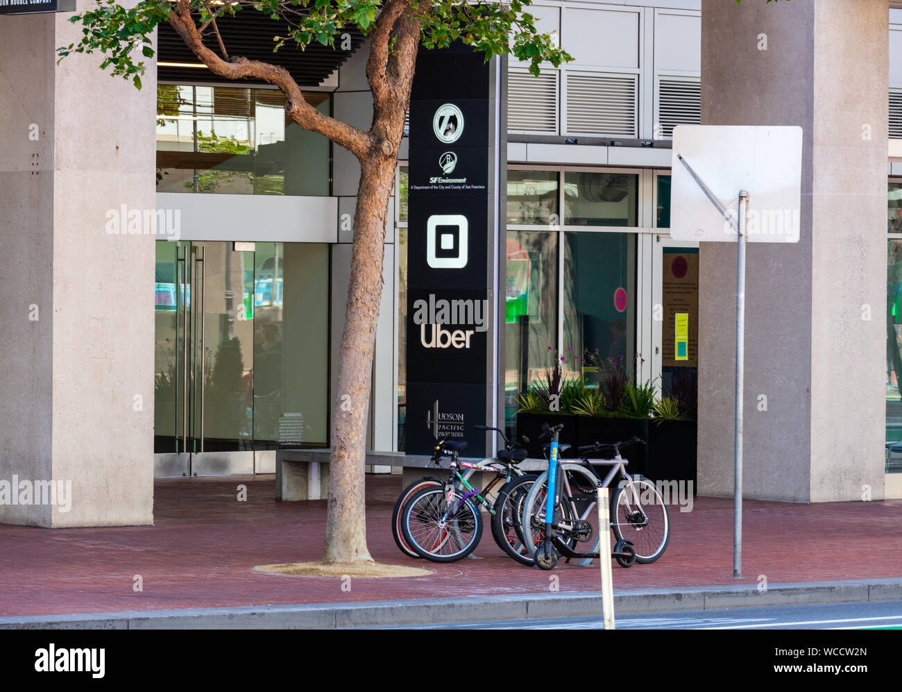 Uber e logo piazza vicino all'ingresso della sede della società di software su Market street Foto Stock