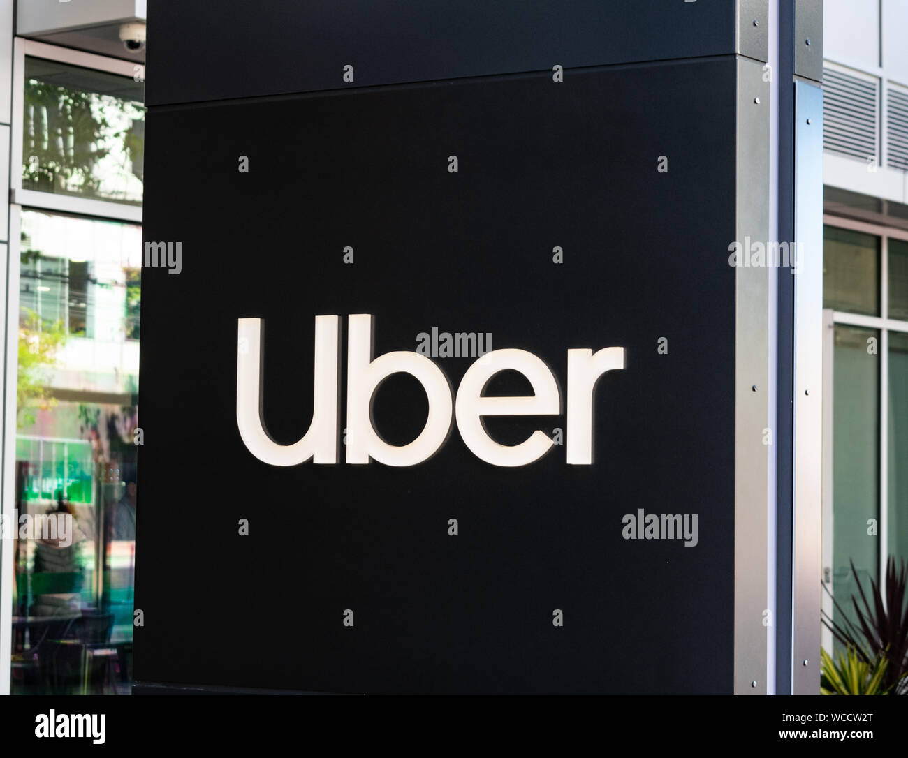 Uber firmare e il logo vicino all'ingresso della sede della rete di trasporto azienda a sud di mercato (o SoMa) quartiere Foto Stock