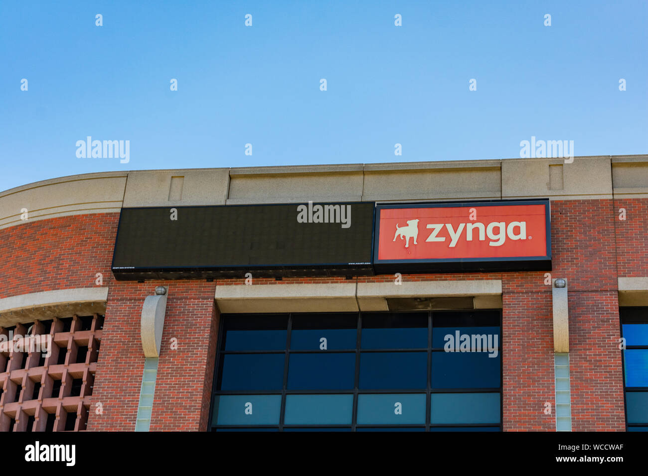 Segno Zynga e bulldog logo sulla facciata del social video gioco di società di servizi Foto Stock