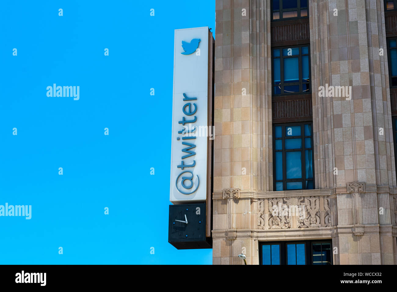 Segno di Twitter e il logo sulla facciata della sede centrale globale edificio a sud di mercato (o SoMa) quartiere Foto Stock