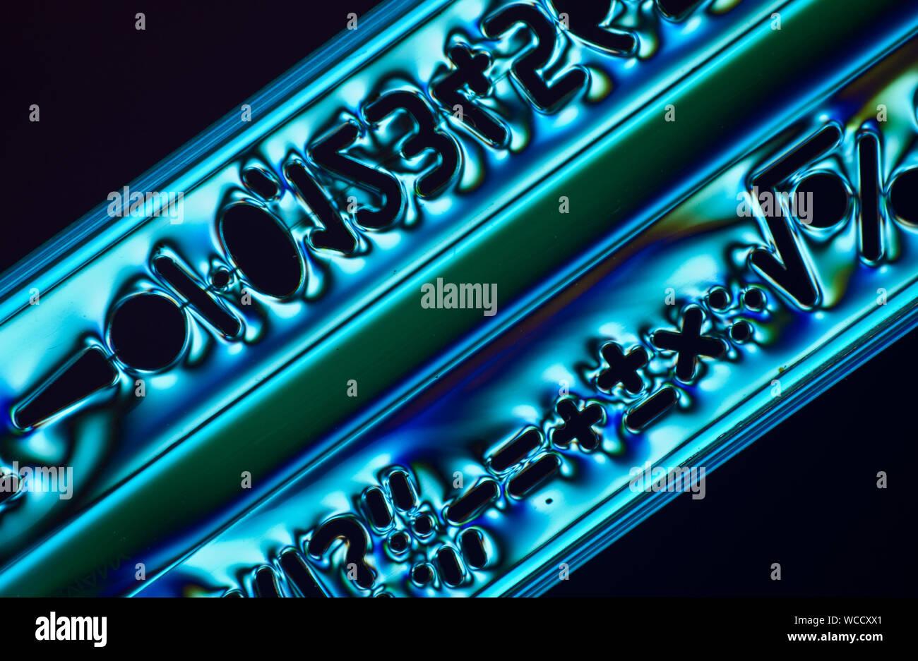 Stencil di plastica dominatore illuminato con luce polarizzata Foto Stock