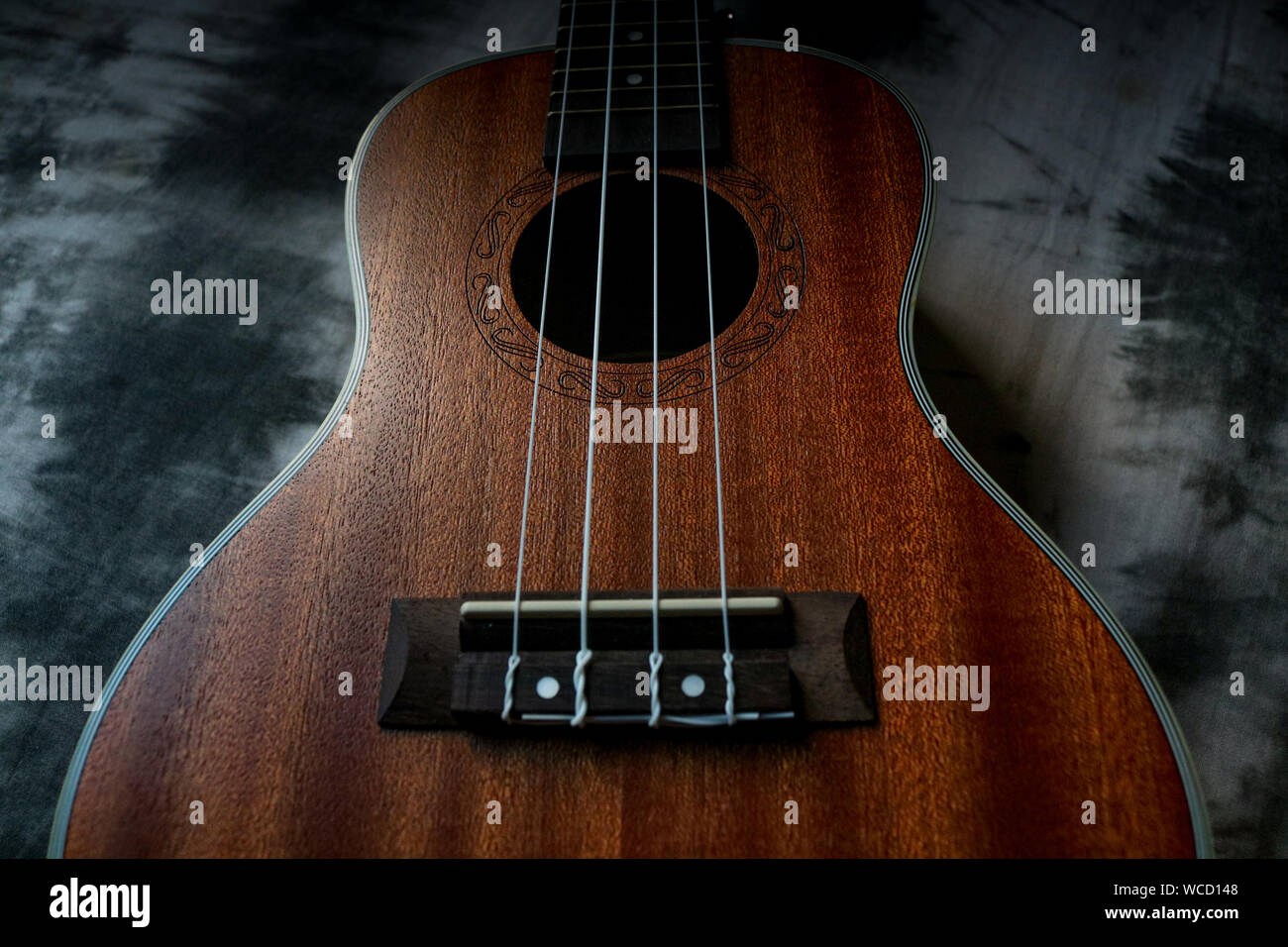 L'ukulele ukelele o è un membro della famiglia di chitarra di strumenti. Si  impiega generalmente quattro nylon o corde di budello o quattro corsi di  stringhe Foto stock - Alamy