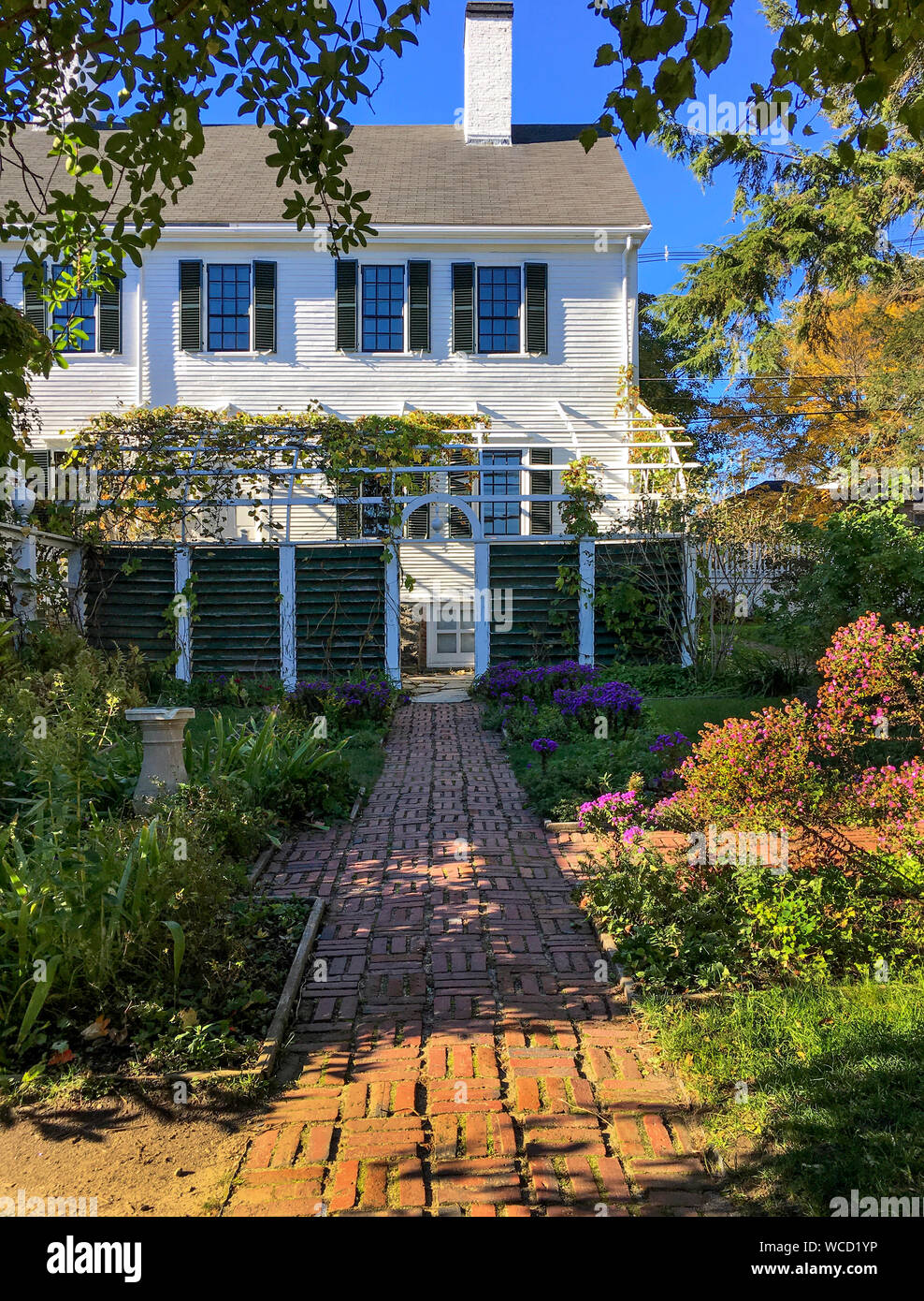 Portsmouth, NH / USA - 16 ottobre 2018: Ingresso alla storica Thomas Bailey Aldrich House e giardino in autunno. Aldrich fu autore nel 1800. Foto Stock