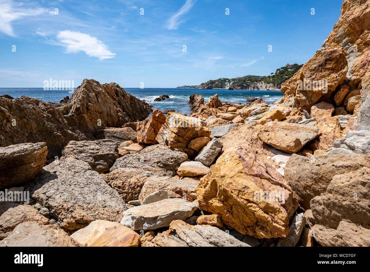 Zona rocciosa vicino al mare presso la "Calanque Figuieres dell' (creek di Figuieres e Figuières Cove nel Méjean), il sud della Francia, Europa Foto Stock