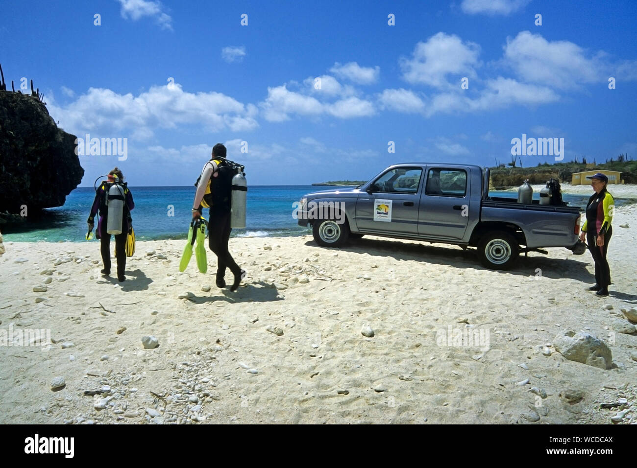 Shore, immersioni scuba diver presso la spiaggia, la maggior parte dei siti di immersione sono raggiungibili da riva, Bonaire, Antille olandesi Foto Stock