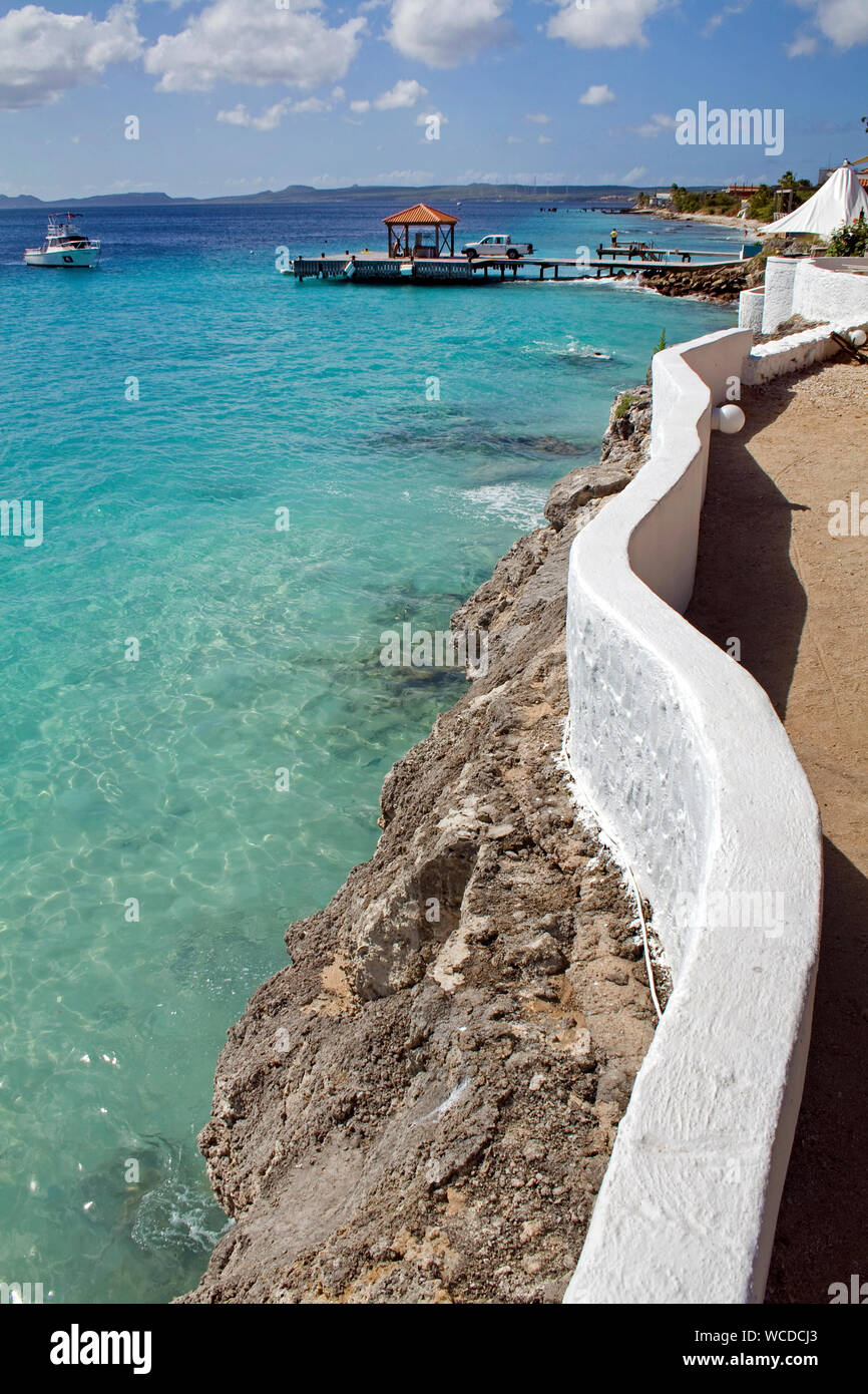 Waterfront e il molo del capitano Don's Habitat, Resort e Dive hotel, Kralendijk, Bonaire, Antille olandesi Foto Stock