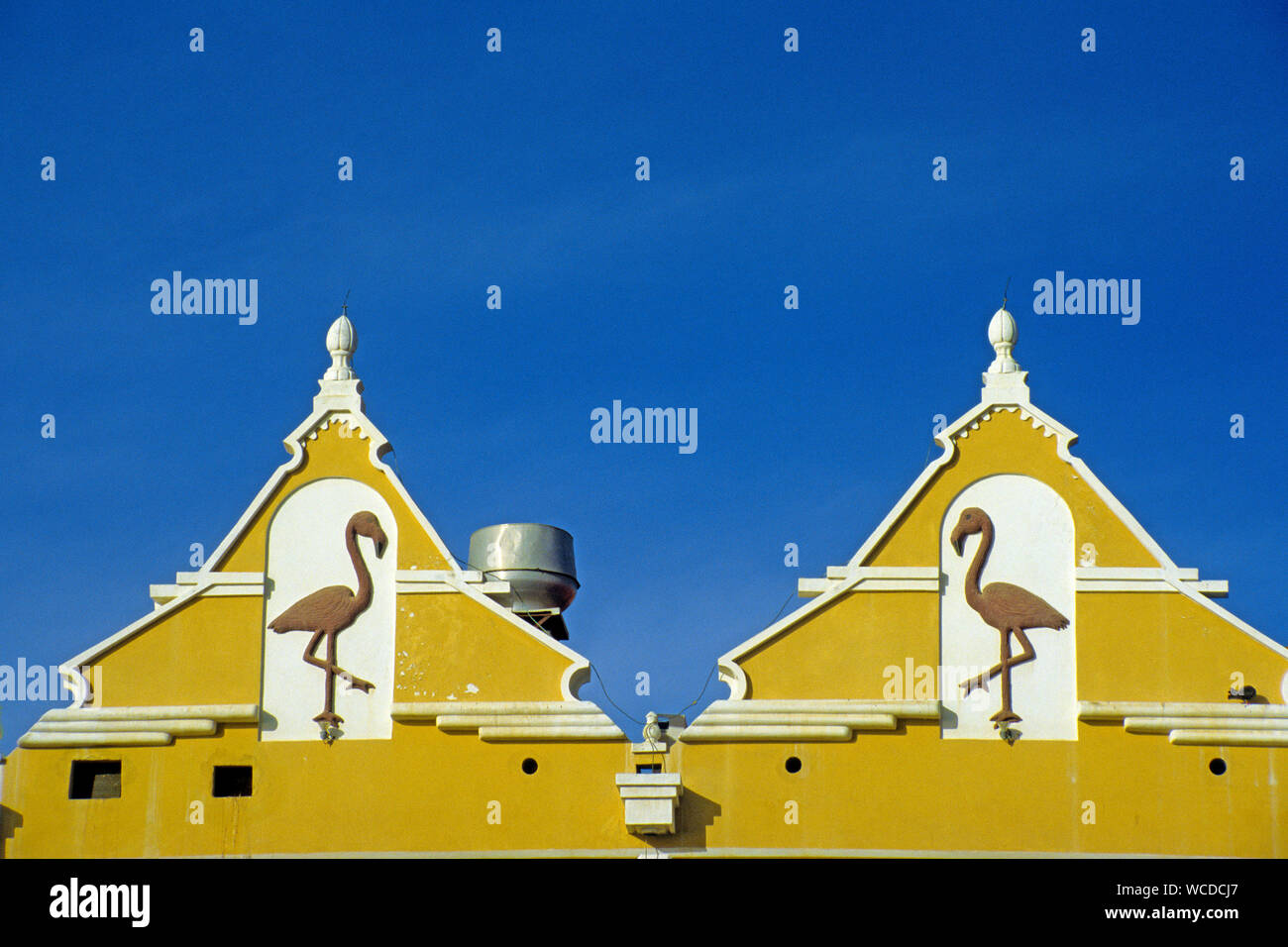 Casa gable, decorata con ornamenti Flamingo, Kralendijk, Bonaire, Antille olandesi Foto Stock