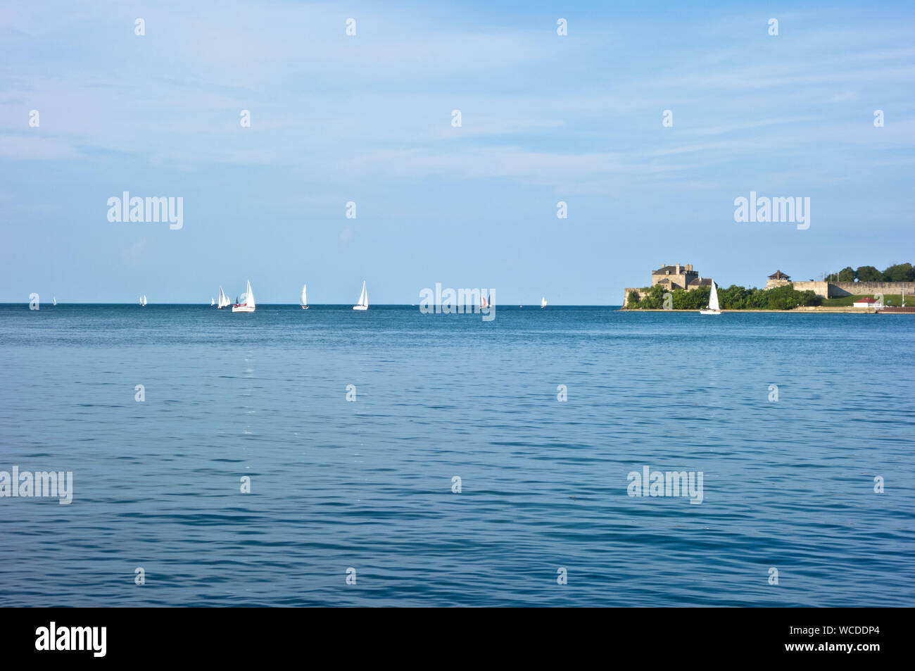 Vista da Niagara sul lago Ontario in Canada. Uno è guardando il lago Ontario e gli inizi del Fiume Niagara (a destra). Tutto è per Foto Stock