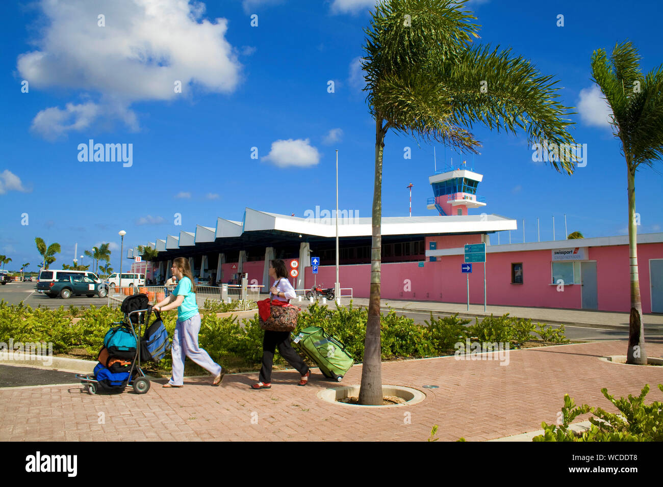 Viaggiatore a Flamingo aeroporto, Bonaire Aeroporto Internazionale, Kralendijk, Bonaire, Antille olandesi Foto Stock