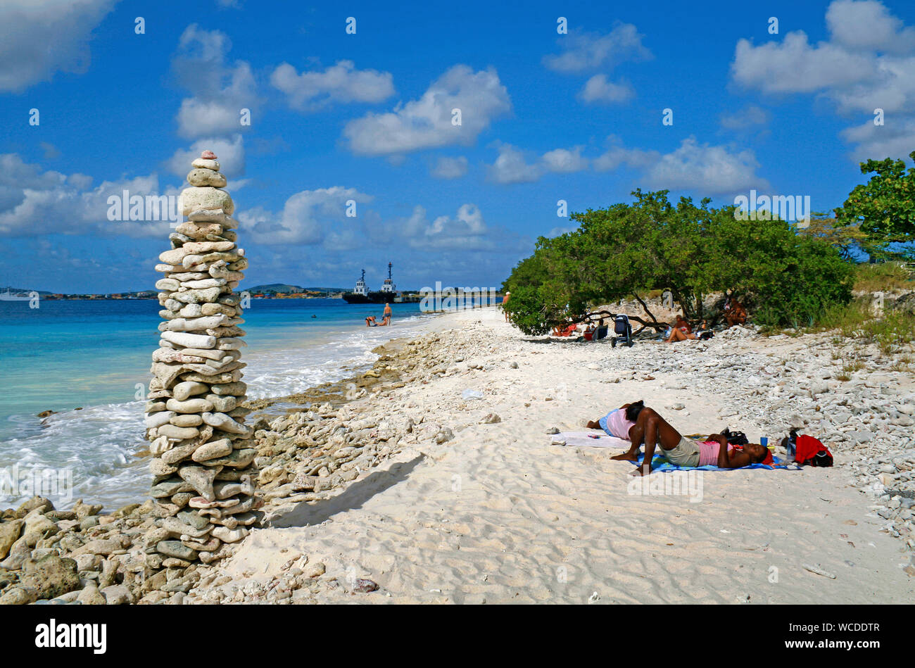 Cairn, la pila di pietre a una spiaggia vicino Kralendijk, Bonaire, Antille olandesi Foto Stock