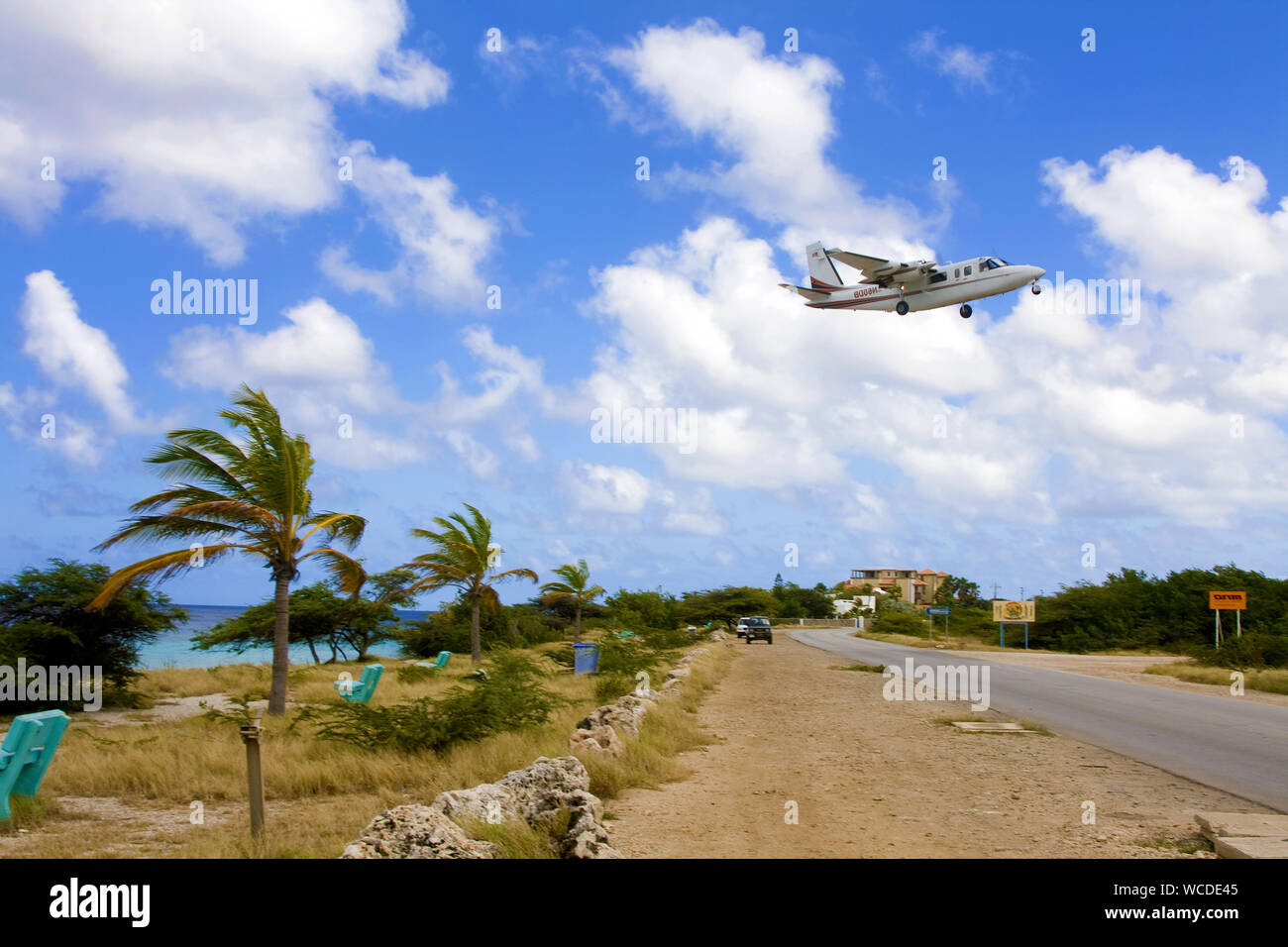 Un piccolo velivolo in atterraggio a Flamingo aeroporto, Bonaire Aeroporto Internazionale, Kralendijk, Bonaire, Antille olandesi Foto Stock