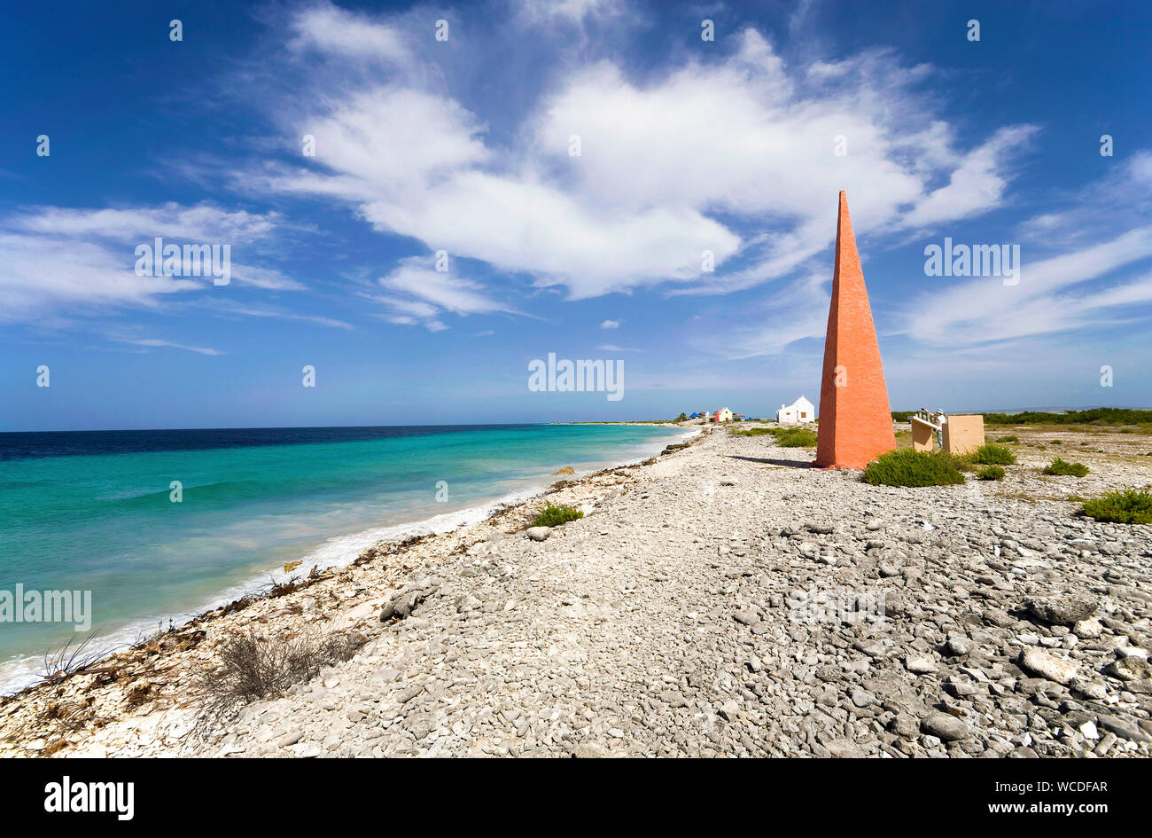 Obelisco al Red slave, costruito nel 1837 per la nave di orientamento, trasporto di sale, Bonaire, Antille olandesi Foto Stock