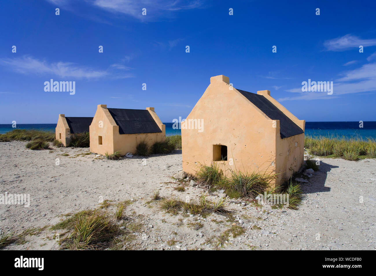 Rosso, Slave slave capanne in spiaggia, lavoro forzato, Bonaire, Antille olandesi Foto Stock