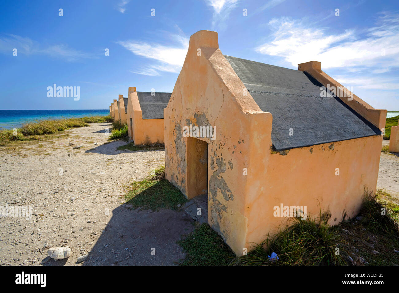 Rosso, Slave slave capanne in spiaggia, lavoro forzato, Bonaire, Antille olandesi Foto Stock