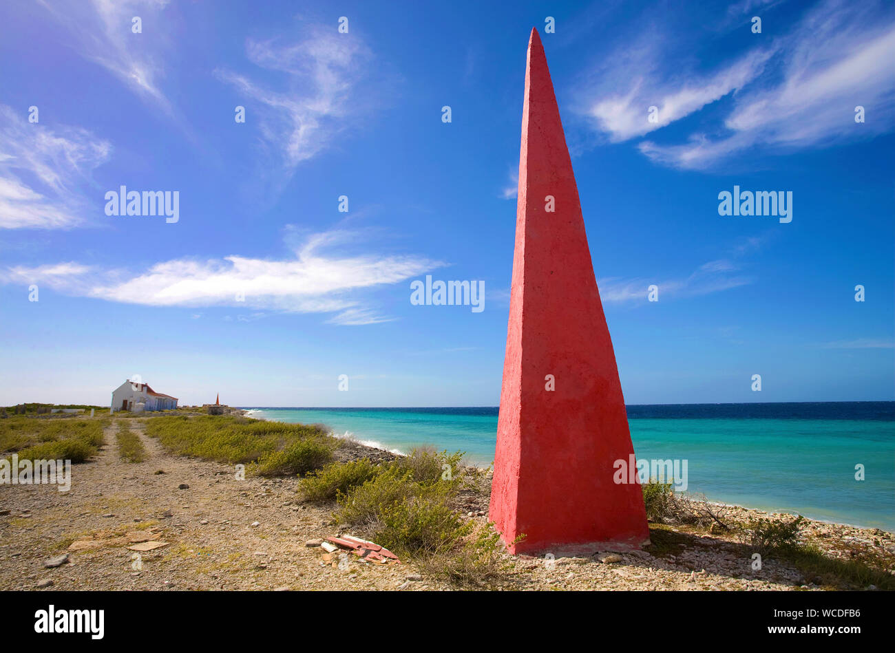 Obelisco al Red slave, costruito nel 1837 per la nave di orientamento, trasporto di sale, Bonaire, Antille olandesi Foto Stock