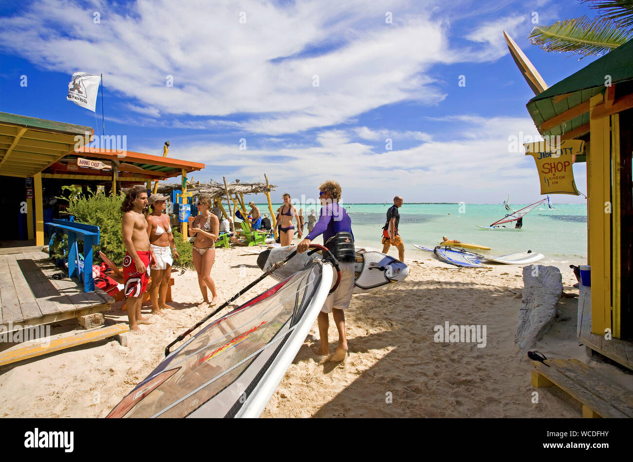 Surfers paradise, scuola di surf sulla spiaggia di Lac, Baai Sorobon Bay, a sud est di Bonaire, Antille olandesi Foto Stock