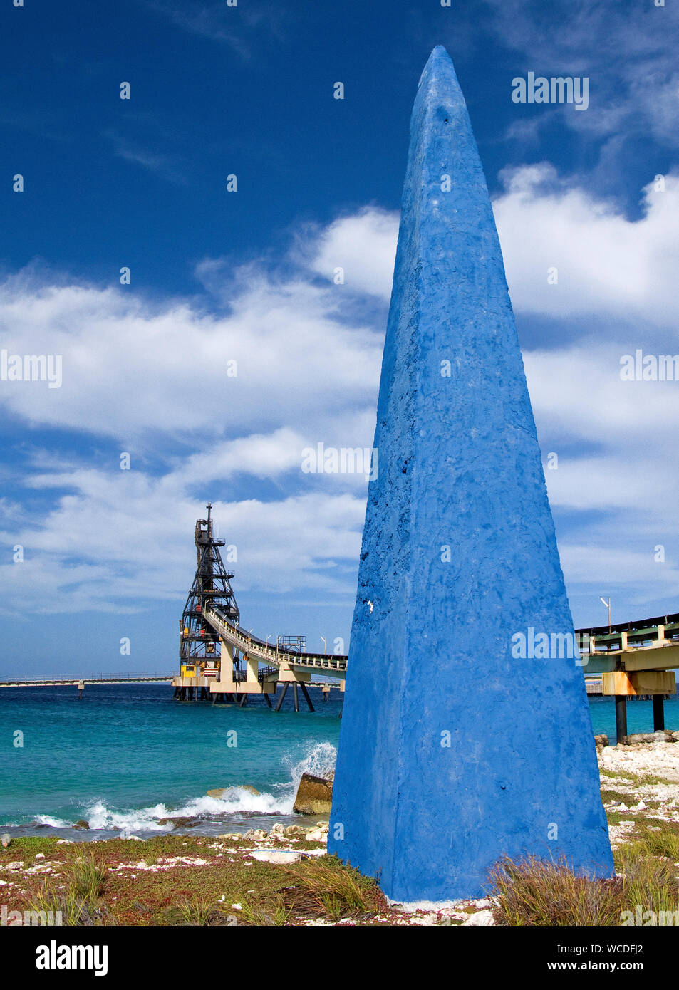 Obelisco al molo di sale, costruito nel 1837 per la nave di orientamento, trasporto di sale, Bonaire, Antille olandesi Foto Stock