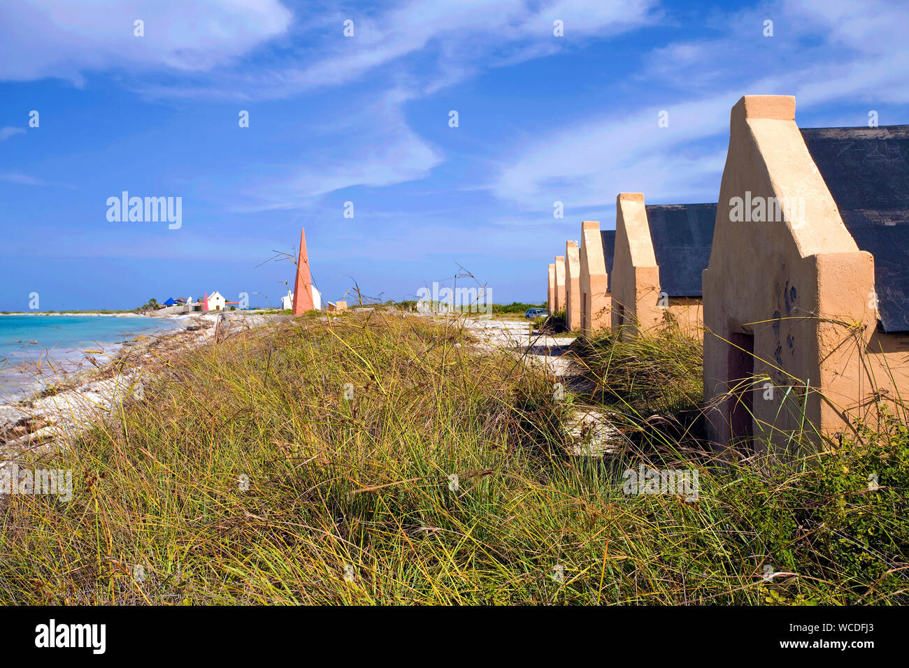 Rosso, Slave slave capanne in spiaggia, lavoro forzato, Bonaire, Antille olandesi Foto Stock