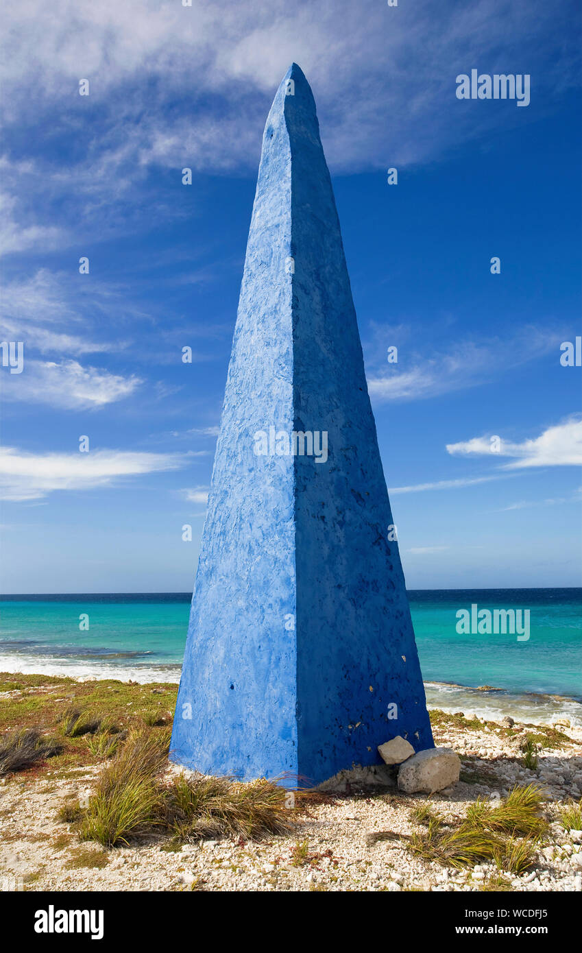 Obelisco al molo di sale, costruito nel 1837 per la nave di orientamento, trasporto di sale, Bonaire, Antille olandesi Foto Stock