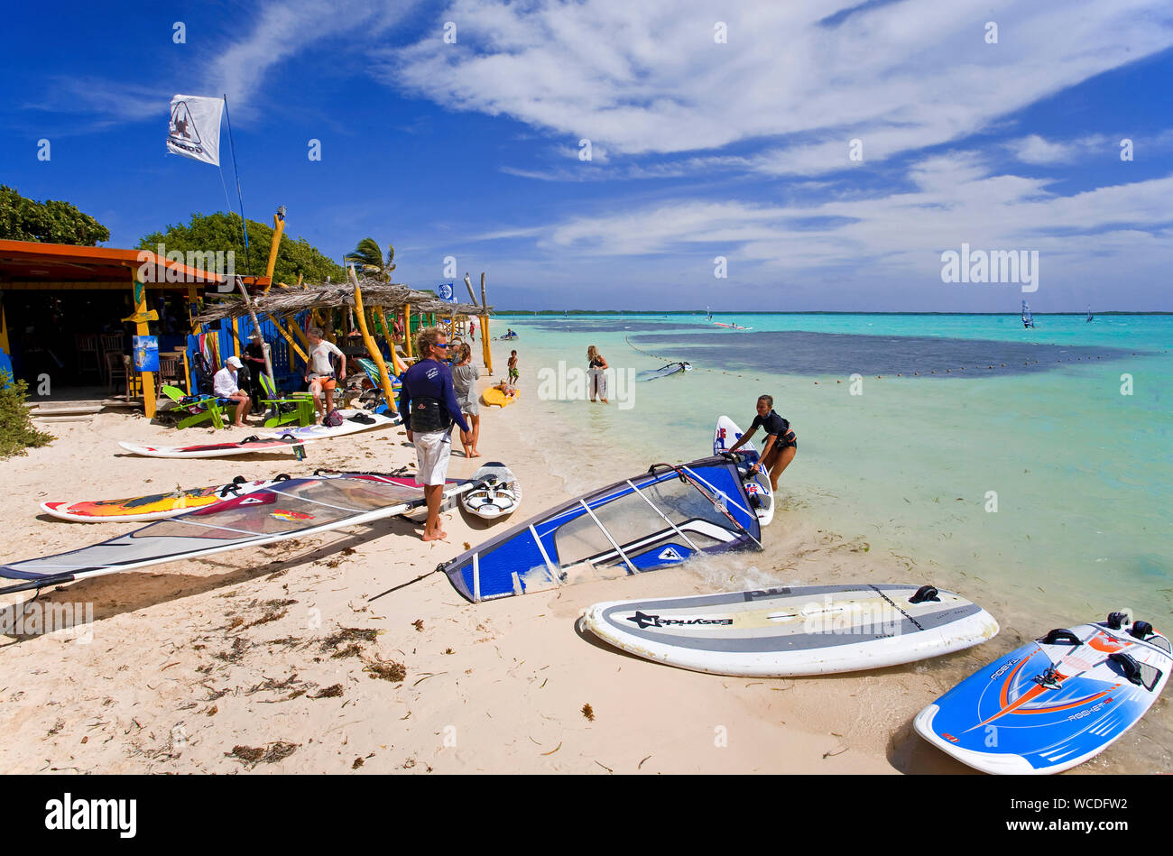 Surfers paradise, scuola di surf sulla spiaggia di Lac, Baai Sorobon Bay, a sud est di Bonaire, Antille olandesi Foto Stock