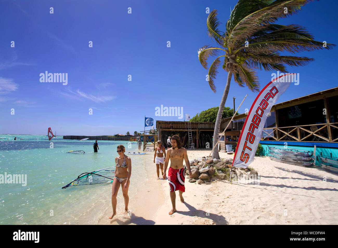 Surfers paradise, scuola di surf sulla spiaggia di Lac, Baai Sorobon Bay, a sud est di Bonaire, Antille olandesi Foto Stock