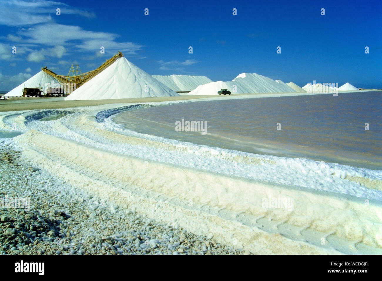 Saline Bonaire, miniera di sale, la naturale evaporazione dal sole e dal vento, il sale cristallizza nel sale letti, Bonaire, Antille olandesi Foto Stock