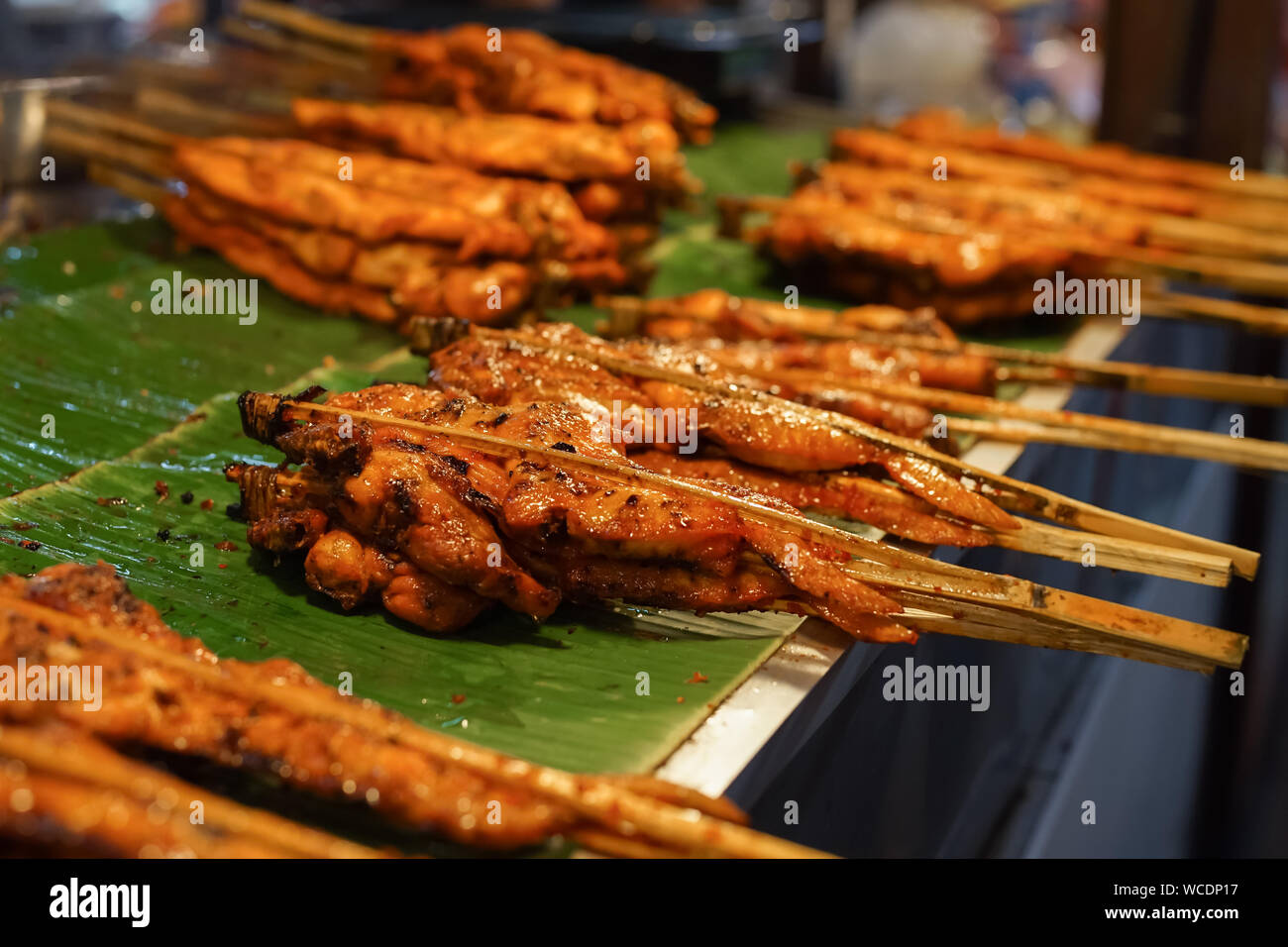 Cucina Thai e pollo grigliato in Kwan Riam flottante sul mercato locale. Foto Stock