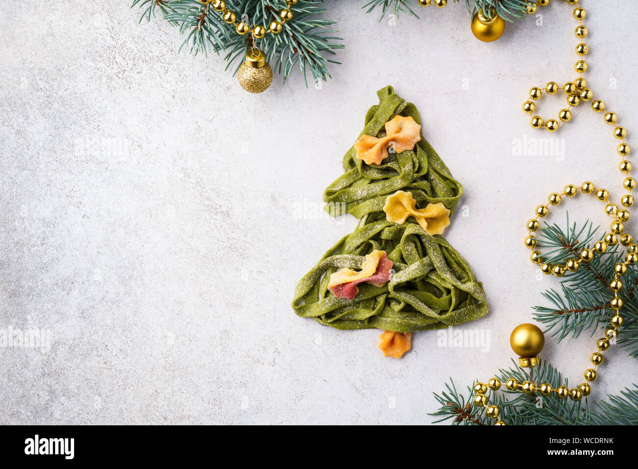 Albero di Natale fatto di freschi fatti in casa pasta di spinaci. Xmas  sfondo con abete rami e decorazione. Copia dello spazio Foto stock - Alamy
