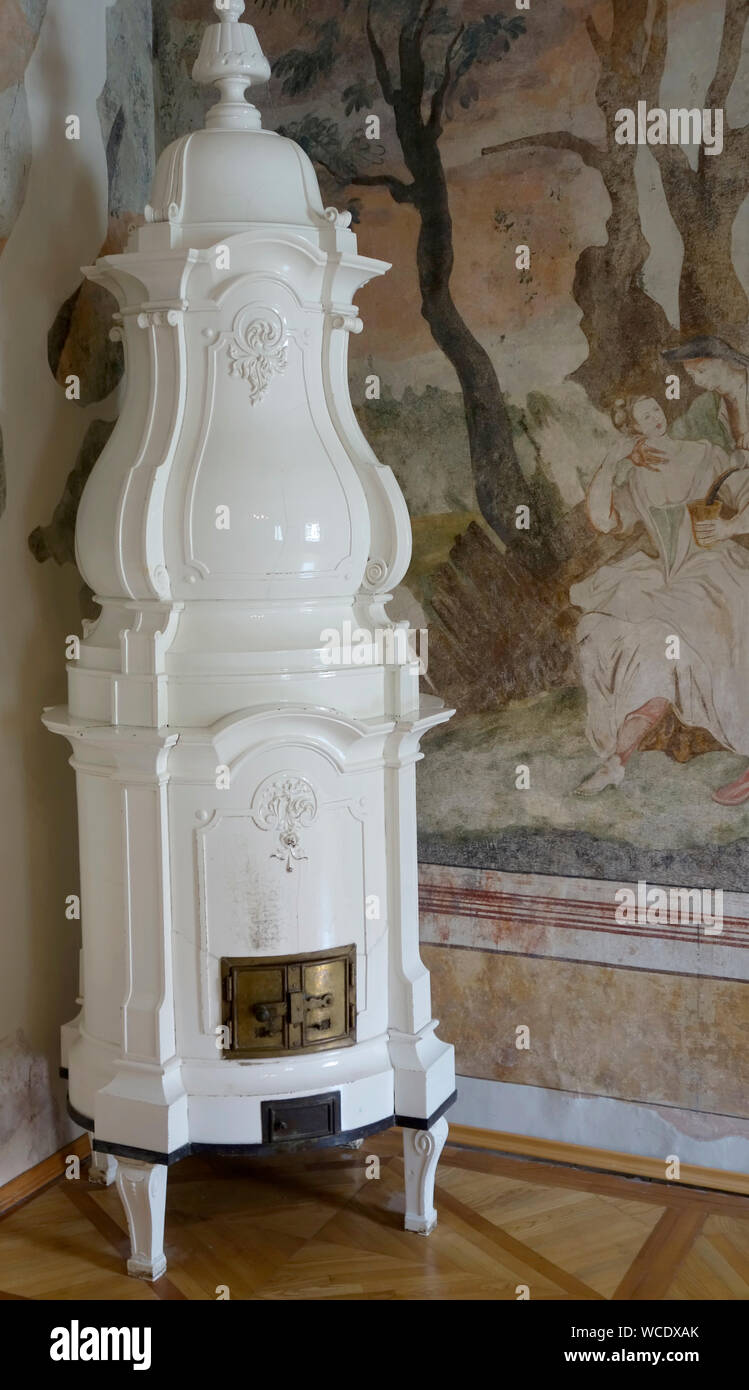 Muratura decorativo riscaldatore collocato in camera angolo. Foto Stock