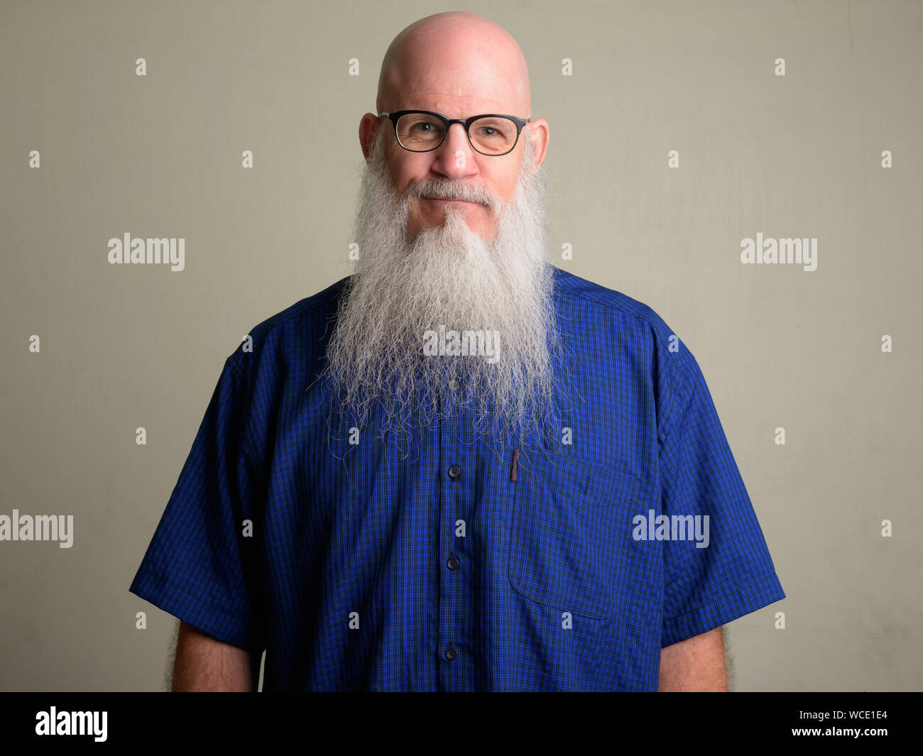 Coppia barbuto uomo calvo con i baffi indossando occhiali da vista Foto  stock - Alamy