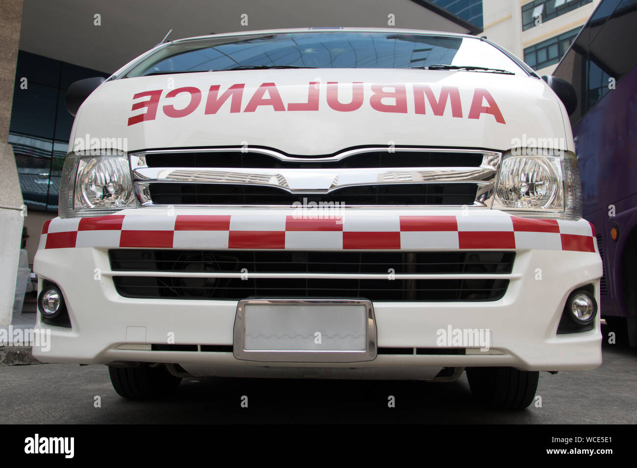 Ambulanza, vista frontale. Servizio di pronto soccorso van parcheggiato all'ospedale. Foto Stock