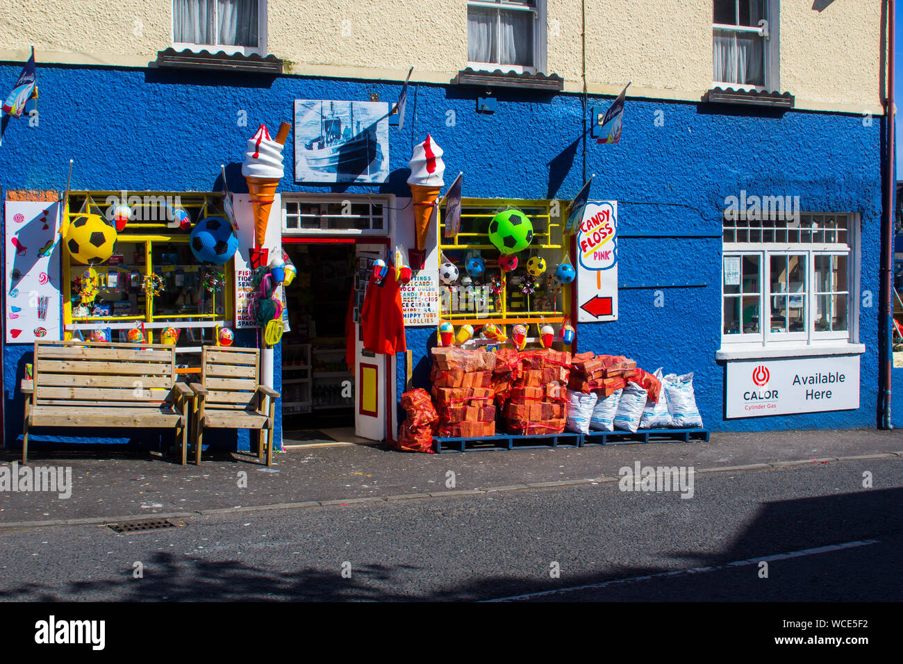 8 agosto 2019 un colorato villaggio shop itrading in piccoli doni, gelati e dolciumi in Ardglass, County Down Irlanda del Nord Foto Stock