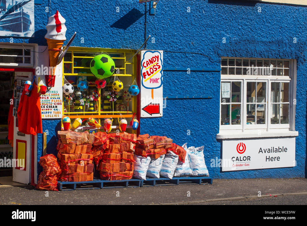 8 agosto 2019 un colorato villaggio shop itrading in piccoli doni, gelati e dolciumi in Ardglass, County Down Irlanda del Nord Foto Stock