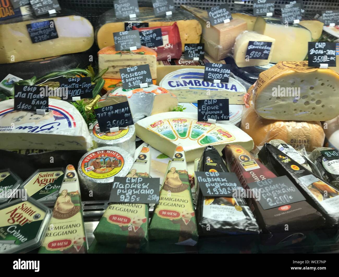 Moskau, Russia. 23 Ago, 2019. Un contatore di formaggio in un centro commerciale. Lì, formaggi come il parmigiano e Cambozola dall'UE, che in realtà sono soggetti a sanzioni russo contro prodotti alimentari da ovest e sono pertanto vietati in Russia, sono offerti presso i prezzi comparativamente elevati. Ma il mercato nero per tali merci è fiorente. Credito: Ulf Mauder/dpa/Alamy Live News Foto Stock