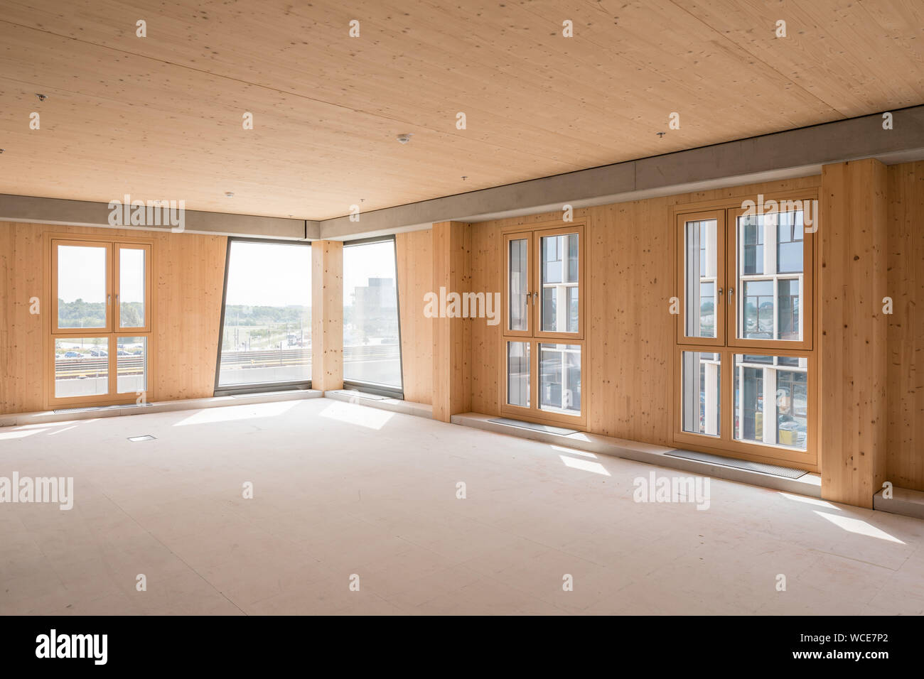 Vienna, Austria. Il 27 agosto, 2019. Una camera all'interno di nuovo 'Hoho Wien", un alto-aumento consistente di 75 percento di parti in legno dal primo piano verso l'alto e si trova nella cittadina balneare nel nord-est della capitale austriaca. La speciale non è visibile dall'esterno. Con le sue lastre, la facciata dell'edificio alto a Vienna si preannuncia piuttosto convenzionale. Ma circa 800 colonne di legno fatto di abete austriaco portano i piani, gli elementi a parete sono fatti di materie prime rinnovabili e anche il composito di legno del soffitto. Credito: dpa picture alliance/Alamy Live News Foto Stock