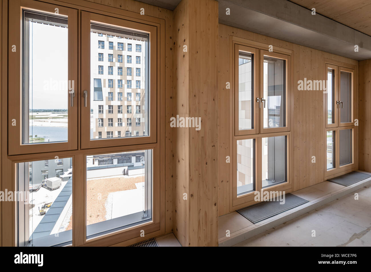 Vienna, Austria. Il 27 agosto, 2019. I telai di finestre e pareti all'interno del nuovo 'Hoho Wien", un alto edificio costituito da 75% di parti in legno dal primo piano verso l'alto e si trova nella cittadina balneare nel nord-est della capitale austriaca. La speciale non è visibile dall'esterno. Con le sue lastre, la facciata dell'edificio alto a Vienna si preannuncia piuttosto convenzionale. Ma circa 800 colonne di legno fatto di abete austriaco portano i piani, gli elementi a parete sono fatti di materie prime rinnovabili e anche il composito di legno del soffitto. Credito: dpa picture alliance/Alamy vivere nuove Foto Stock